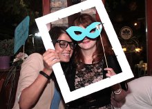 60 perces leánybúcsú-fotózás 6 személy részére 100 db digitális és 16 db retusált fotóval