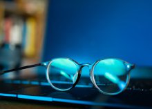 Komplett kékfényszűrős szemüveg választható kerettel a Garay Optikában