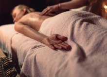 Lélekmasszázs a gerinc reflexvonalán, lábfejen, a kézen és a fejen