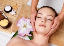 30 perces arc- és dekoltázsmasszázs a legújabb rózsa exoszómás masszázskrémmel és hatóanyag-bevitellel