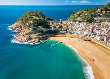 Csillagtúrák és tengerparti pihenés Costa Braván, buszos utazással, 3*-os szállással