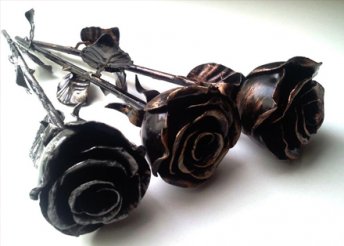 Örök életű ajándék, igazi mestermű: kézzel készített, különleges kovácsoltvas rózsa Valentin napra