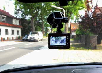 Éjjel és nappal full-HD minőségben rögzítő, digitális autós fedélzeti kamera az esetleges vitás helyzetekre