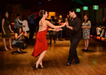 Ismerj meg új embereket, sajátítsd el napjaink egyik legnépszerűbb táncának alapjait szuper salsa tanfolyamon!