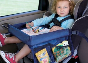 Praktikus zsebekkel ellátott, univerzális autóstálca