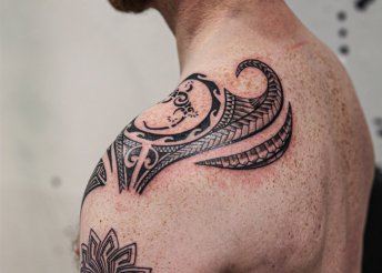 Maori törzsi tetoválás készítése a World End Tattoo jóvoltából