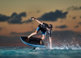 20 perces eFoil – elektromos, szárnyas szörfdeszka oktatás a Balatonon az SHO Beachen