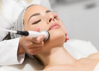 Luxus arcfiatalító kezelés 8 lépésben az elektro-kozmetika csodáival az Én Időm Szalonban