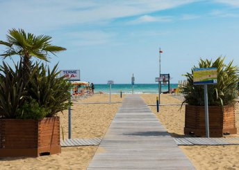 1 napos strandolás az olasz Adrián, Lignano vagy Bibione partjainál, buszos utazással, csoportkísérővel