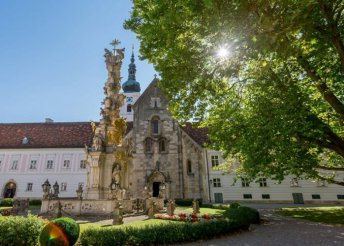 1 napos buszos utazás: Heiligenkreuzi apátság, Mayerling és Baden bei Wien rózsái