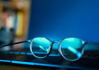 Komplett kékfényszűrős szemüveg választható kerettel a Garay Optikában