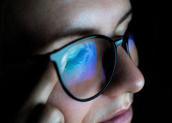 Komplett kékfényszűrős szemüveg látásvizsgálattal, 100% UV-szűrős egyfókuszú szemüveglencsékkel