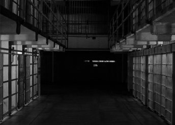 Elhagyatott börtön sötét szabaduló szobás játék 60 percben, 2-6 fő részére a kapuvári Élmények Pincéjében