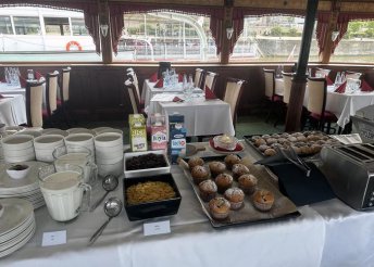 Városnéző hajókázás a Dunán korlátlan büféasztalos villásreggelivel, a Gróf Széchenyi fedélzetén