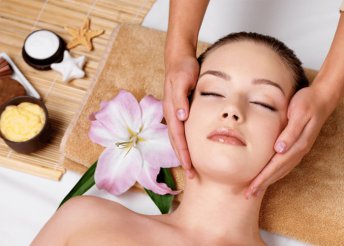 30 perces arc- és dekoltázsmasszázs a legújabb rózsa exoszómás masszázskrémmel és hatóanyag-bevitellel