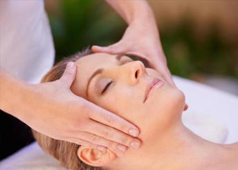 30 perces arc- és dekoltázsmasszázs a legújabb rózsa exoszómás masszázskrémmel és hatóanyag-bevitellel