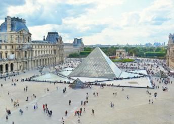 Vár Párizs, a szerelem és a fények városa