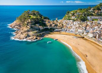 Csillagtúrák és tengerparti pihenés Costa Braván, buszos utazással, 3*-os szállással