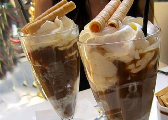 2 jeges kávé, vanília fagylalttal vagy frappé extra ízesítéssel, a belvárosban